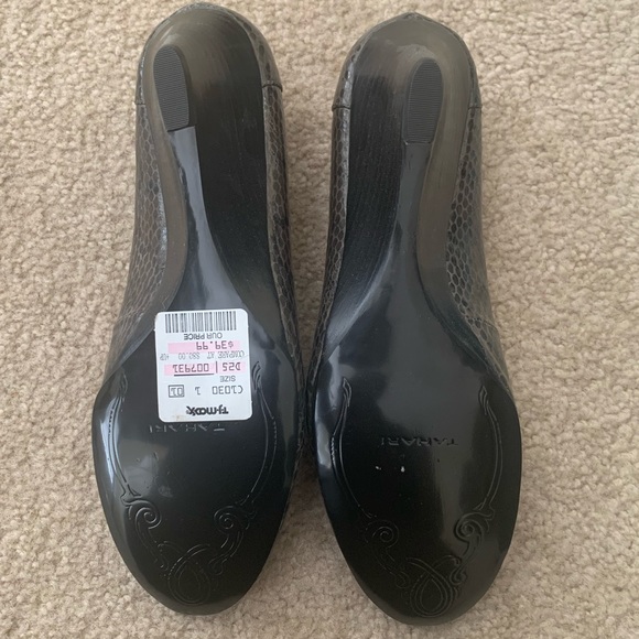 Tahari Gray Snake Wedges, Faux Snakeskin, NWT, Size 10 - Picture 4 of 6